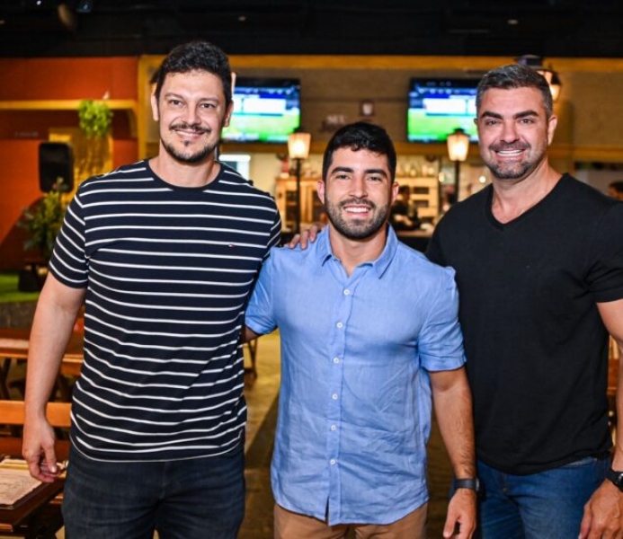 Aylton Dadalto reúne amigos e comemora nova idade